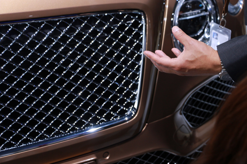 Illustration for article titled The Bentley Bentayga Has A Trunk Full Of Champagne And Diamonds In Its Clock